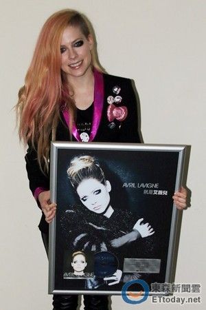 http://i961.photobucket.com/albums/ae100/abbey-avril/news/001_zps450ab6b5.jpg