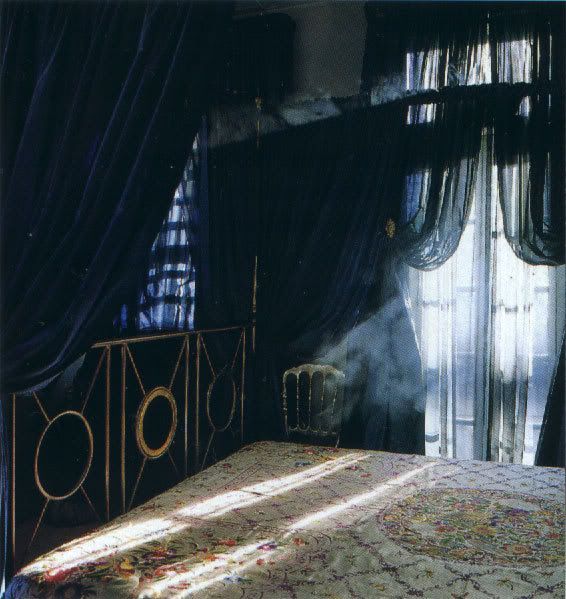 Покои Дискорд Gothic-taffeta-bedroom